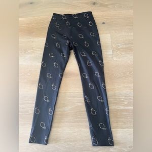 Beyond Yoga women’s black leggings with yellow lemons, size XS